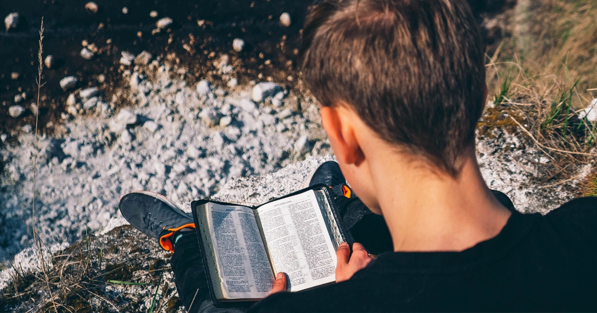 Читання Біблії позитивно впливає на молодь