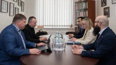 Посол США Джулі Девіс та Валерій Антонюк під час зустрічі у Києві