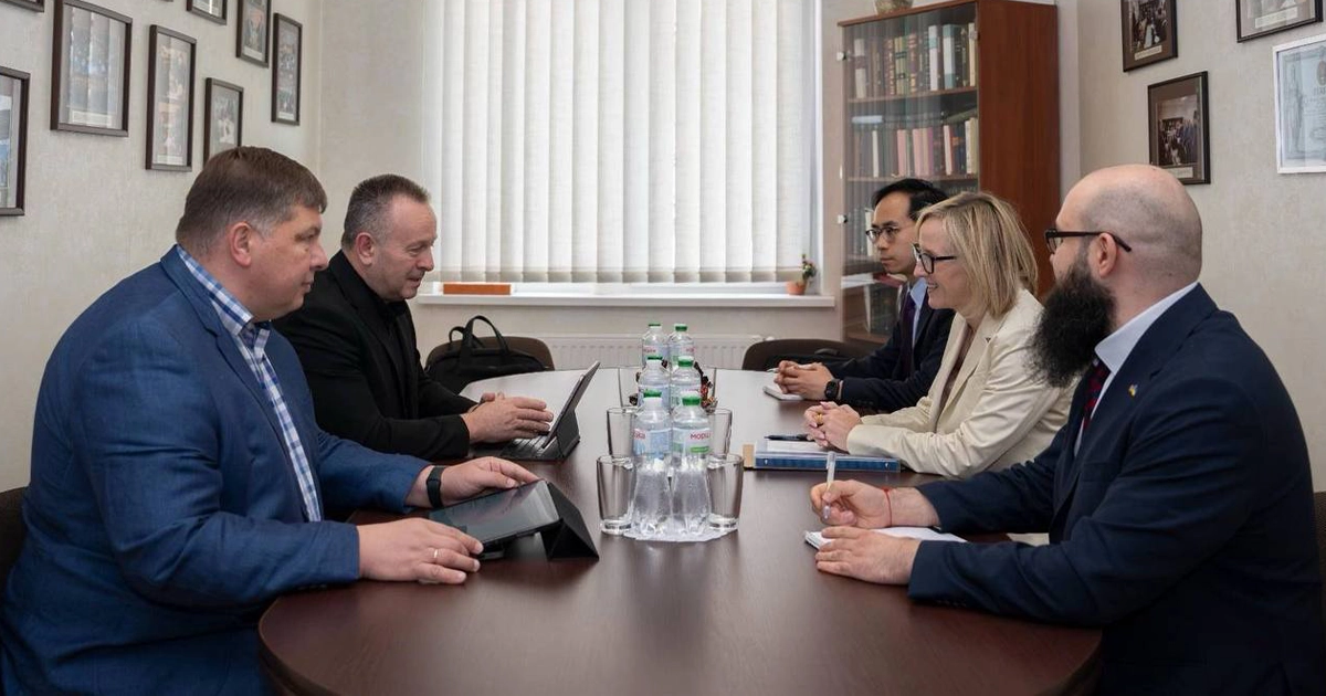 Посол США Джулі Девіс та Валерій Антонюк під час зустрічі у Києві