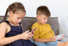 Дитина з планшетом — вплив екранного часу на психологічний розвиток