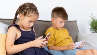 Дитина з планшетом — вплив екранного часу на психологічний розвиток