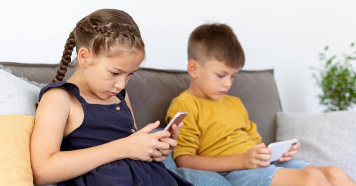 Дитина з планшетом — вплив екранного часу на психологічний розвиток