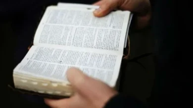 Людина читає Біблію