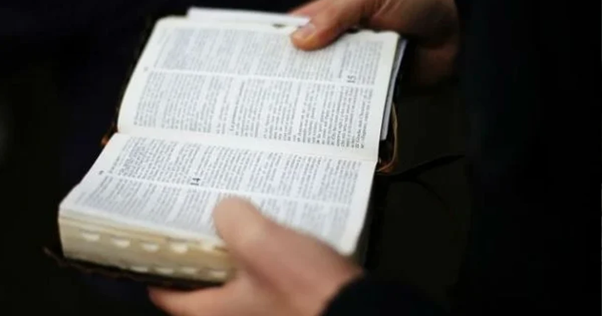 Людина читає Біблію