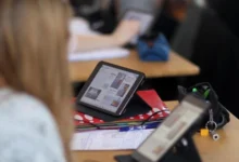 Українські школярі навчаються онлайн через війну