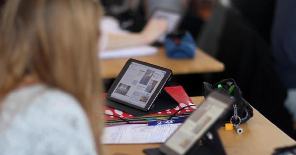 Українські школярі навчаються онлайн через війну