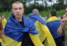 Звільнені українські військові після повернення з російського полону