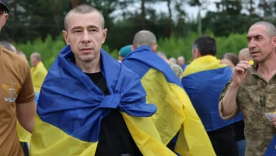 Звільнені українські військові після повернення з російського полону