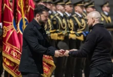 Президент Зеленський вручає орден священнослужителю