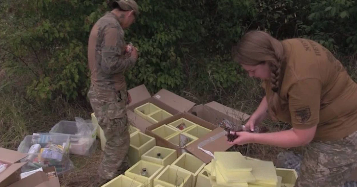 Капелан передає військовому на передовій кейс підтримки