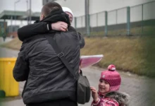 Українські біженці на вокзалі після повернення додому