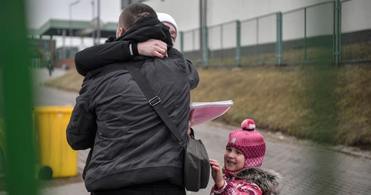 Українські біженці на вокзалі після повернення додому