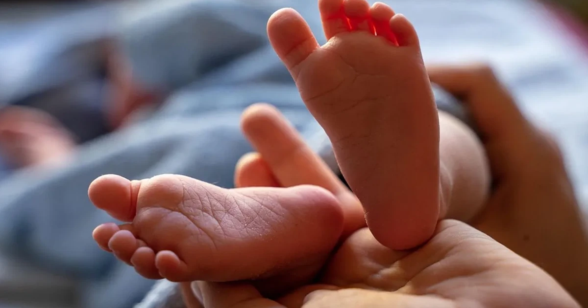 смертність в Україні майже втричі перевищила народжуваність