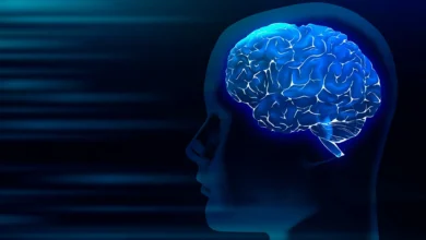 Візуалізація мозку з мерехтливими фотонами на темному фоні