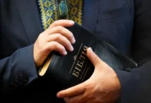 Священослужитель тримає Біблію