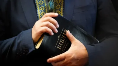 Священослужитель тримає Біблію