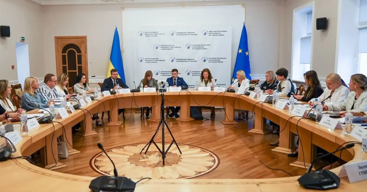 Дмитро Лубінець під час виступу на платформі щодо торгівлі людьми