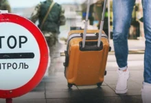 Люди з валізами на прикордонному пункті під час війни в Україні