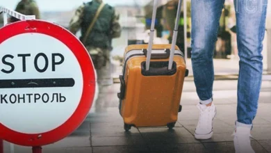 Люди з валізами на прикордонному пункті під час війни в Україні