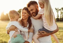 Українська родина з усиновленою дитиною в обіймах