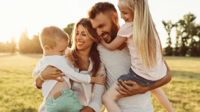 Українська родина з усиновленою дитиною в обіймах