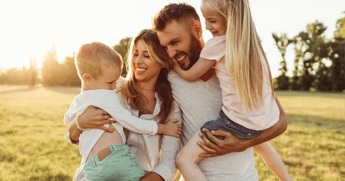 Українська родина з усиновленою дитиною в обіймах