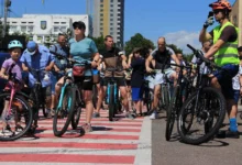 Учасники сімейного велопробігу в Черкасах під час акції «Міцна родина — непереможна Україна»