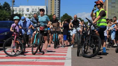 Учасники сімейного велопробігу в Черкасах під час акції «Міцна родина — непереможна Україна»