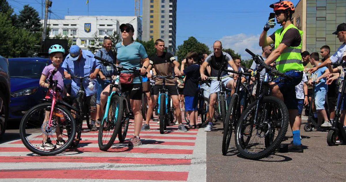 Учасники сімейного велопробігу в Черкасах під час акції «Міцна родина — непереможна Україна»
