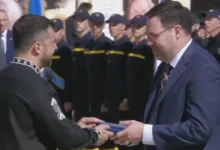 Президент України нагороджує Елайджу Брауна