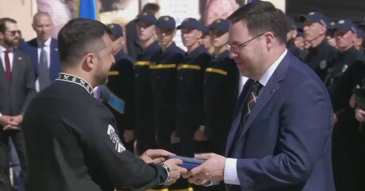 Президент України нагороджує Елайджу Брауна