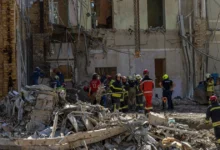 Рятувальники на місці зруйнованого житлового будинку