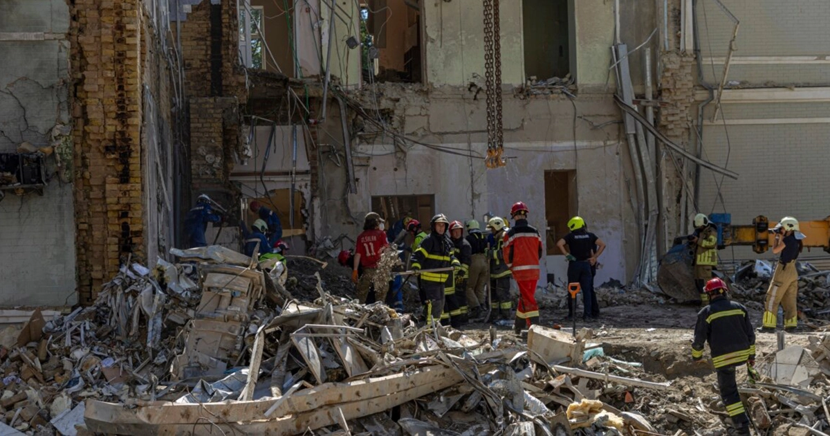 Рятувальники на місці зруйнованого житлового будинку