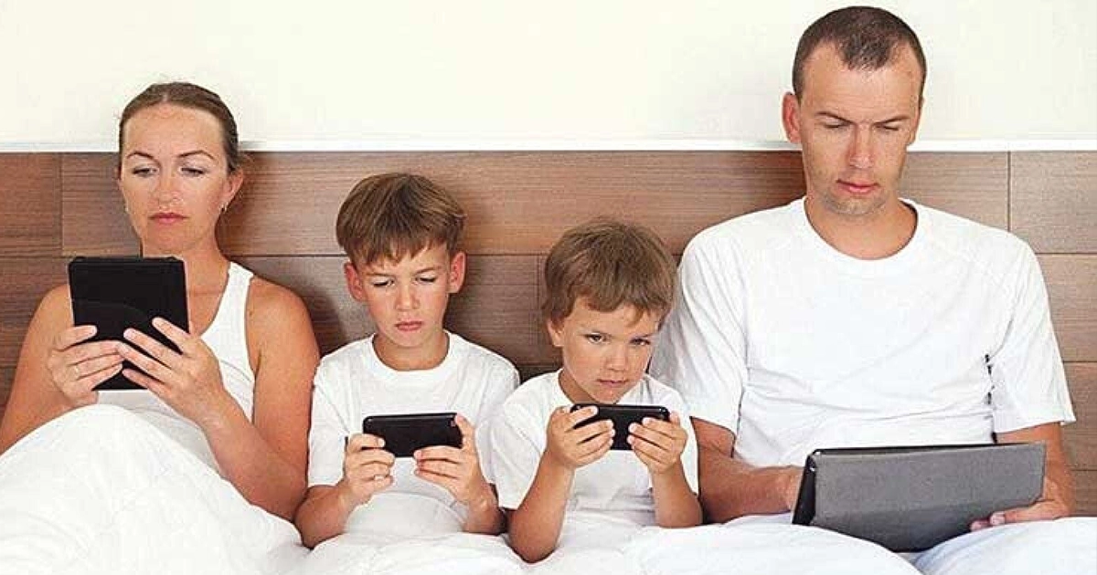 Чим більше часу дитина проводить перед екраном, тим менше вона спілкується з батьками
