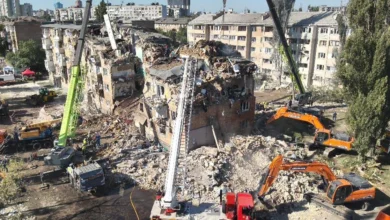 Наслідки ракетного обстрілу Києва 28 серпня — зруйновані будинки, рятувальники на місці трагедії