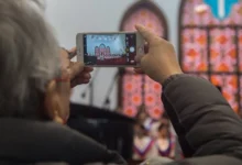 Китайський пастор читає Біблію перед зачиненою домашньою церквою