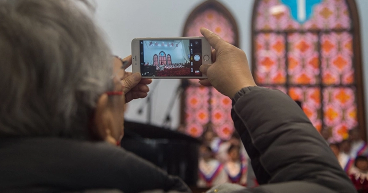 Китайський пастор читає Біблію перед зачиненою домашньою церквою