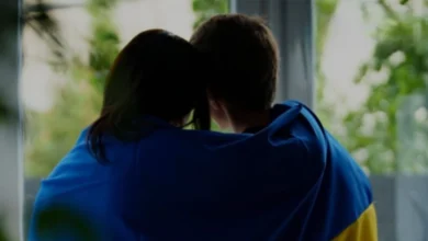 Врятовані українські діти з родинами після повернення з окупації