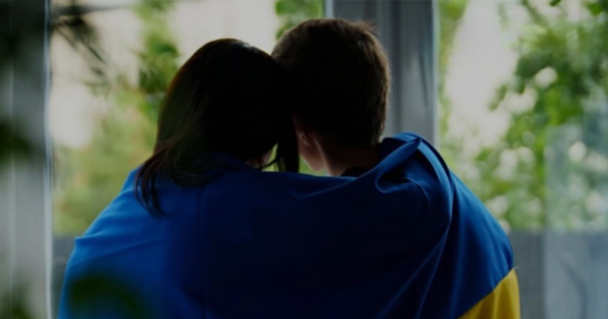 Врятовані українські діти з родинами після повернення з окупації