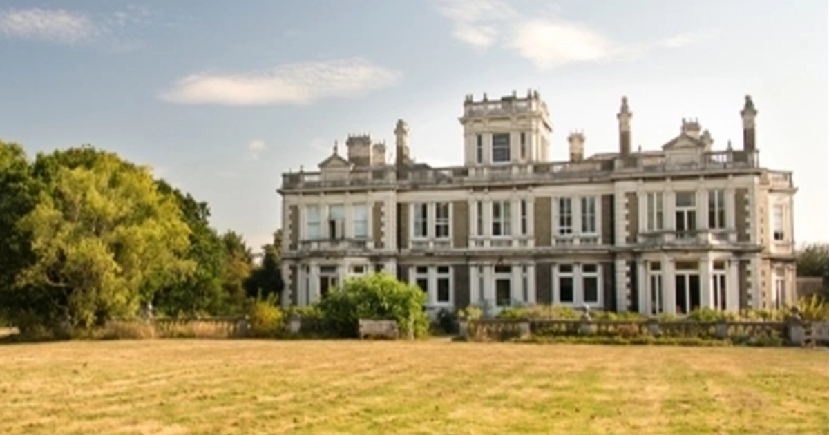 Фото фасаду Коледжу Сперджена