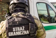 Українські чоловіки перетинають українсько-польський кордон