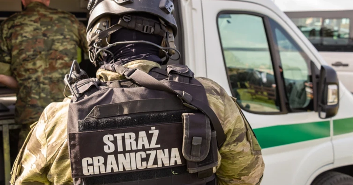 Українські чоловіки перетинають українсько-польський кордон