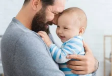 Тато проводить час із новонародженою дитиною вдома