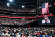 У США відбувся меморіал Чарлі Кірка: 100 тисяч людей, молитви й політика