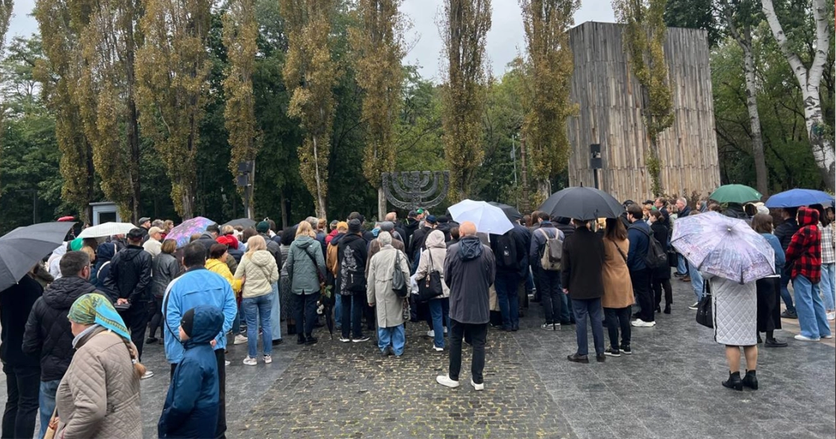 Учасники Маршу пам’яті у Києві вшановують жертв Бабиного Яру