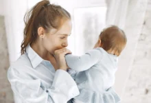 Одружені матері щасливіші та менш самотні, ніж самотні чи бездітні жінки