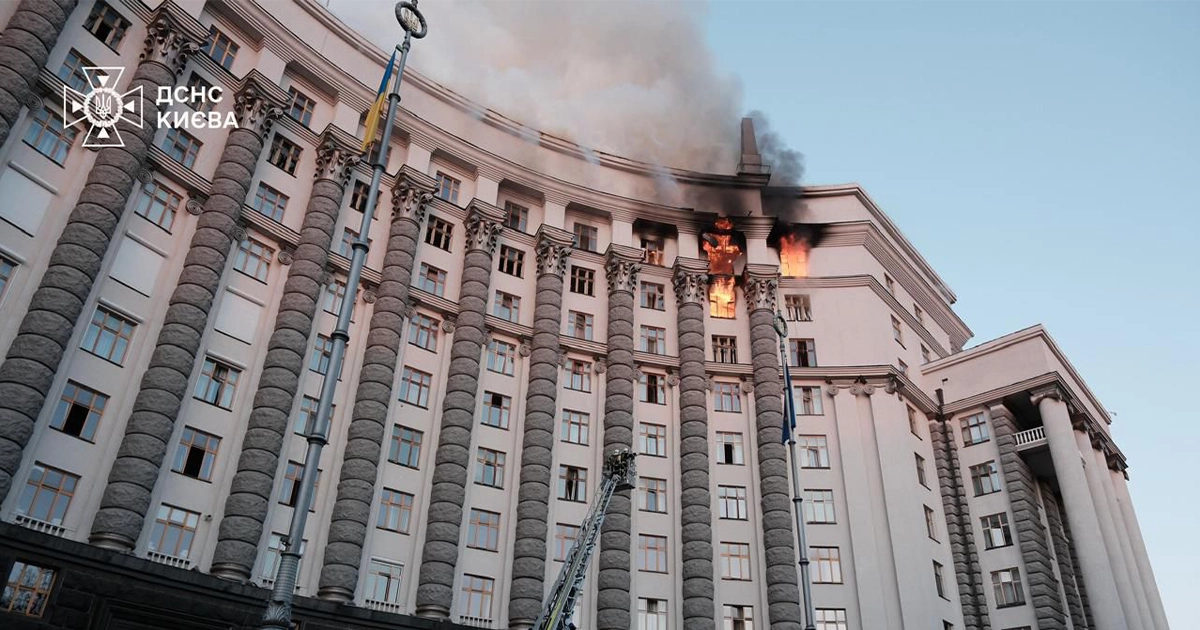 Пожежа в будівлі Кабінету Міністрів України після російської атаки
