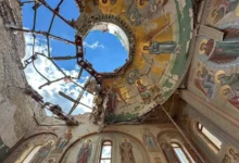 руйнована церква в Україні як символ переслідувань Росією християн