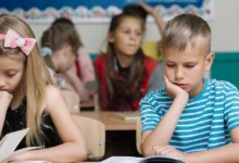 Українські школярі у класі під час війни