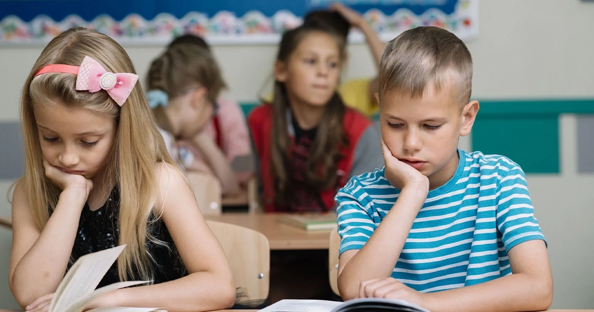 Українські школярі у класі під час війни